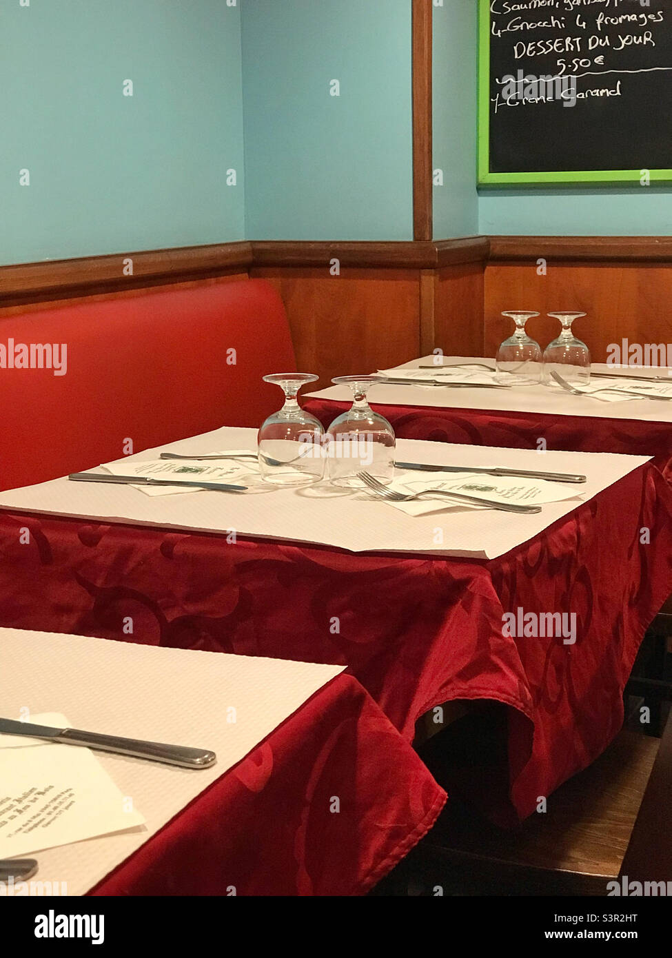 Restaurants and set tables hi-res stock photography and images - Alamy