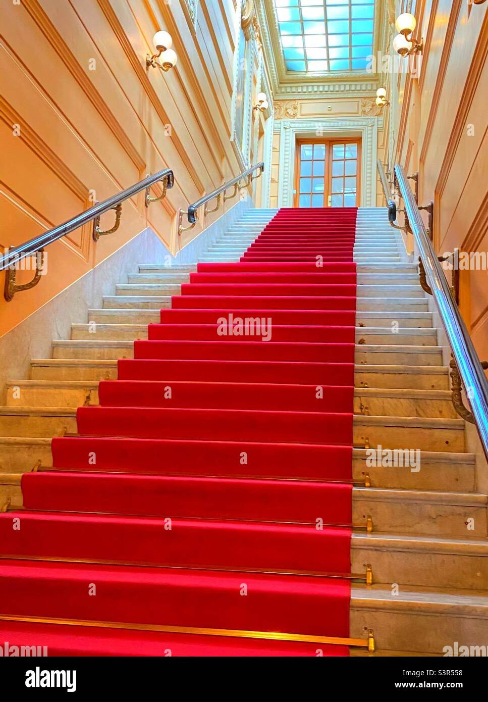 Escalier de marbre avec un chemin rouge dans un casino de Monte Carlo. Marble staircase with a red path in a Monte Carlo casino Stock Photo