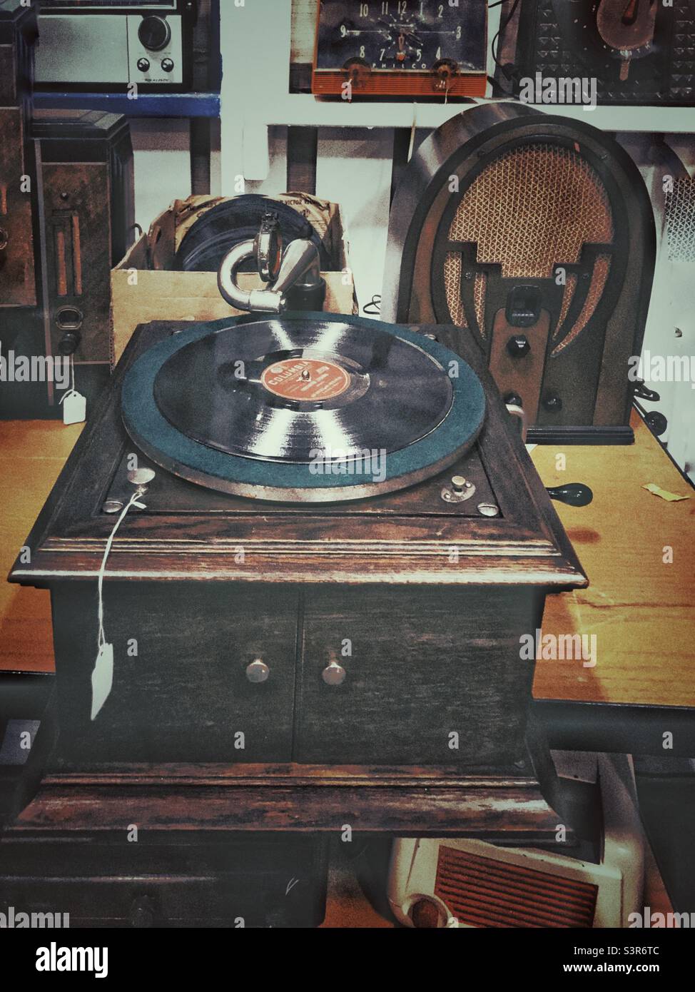 Vintage phonograph and tabletop radio on display with 78 rpm records Stock Photo