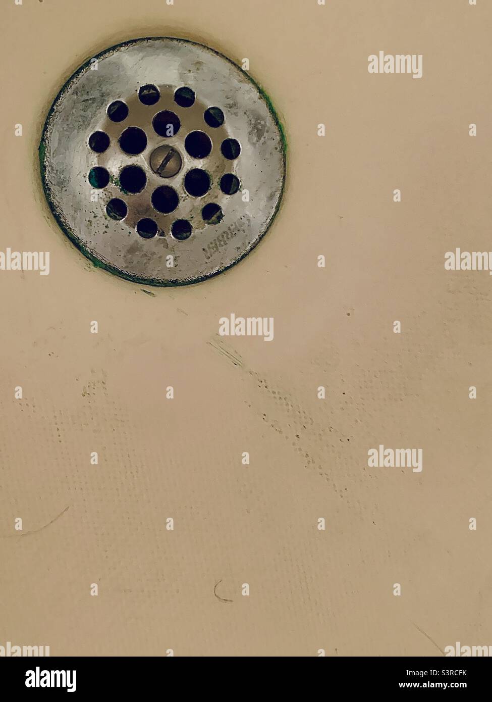 https://c8.alamy.com/comp/S3RCFK/silver-bathtub-drain-on-white-with-negative-space-S3RCFK.jpg