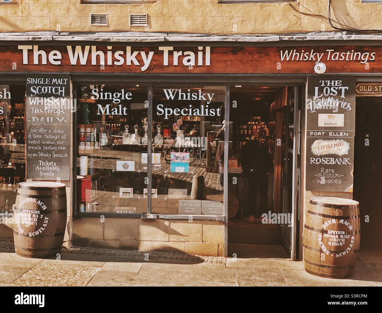 The Whisky Trail, Royal Mile, Edinburgh, Scotland. Bottle shop offering popular and hard to find Scottish Whisky brands, plus beer, wine and glassware. Stock Photo