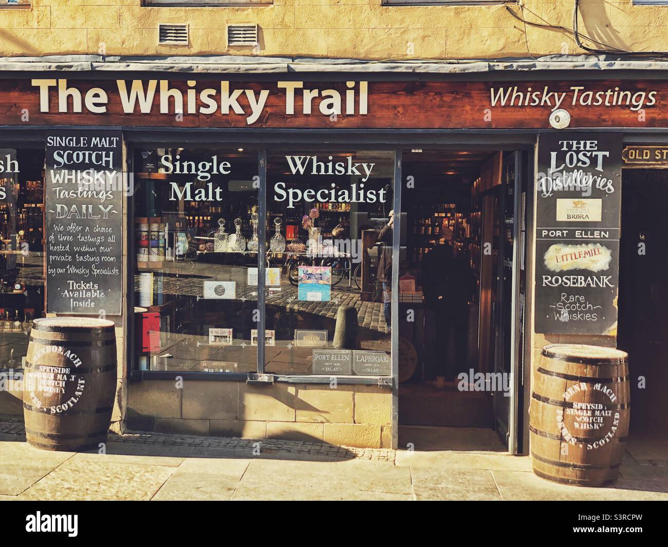 The Whisky Trail, Royal Mile, Edinburgh, Scotland. Bottle shop offering popular and hard to find Scottish whisky brands, plus beer, wine and glassware. Stock Photo