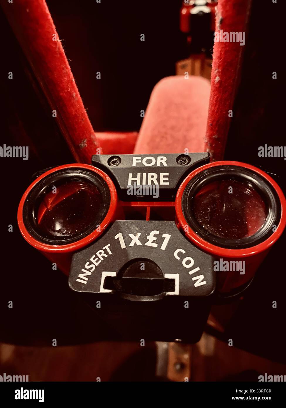 Opera glasses hires stock photography and images Alamy