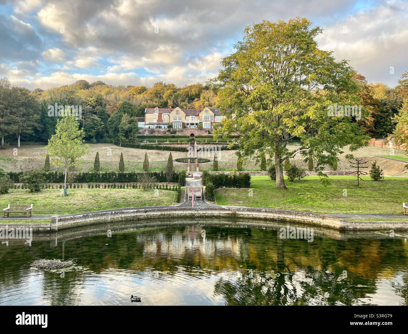 Russell gardens hires stock photography and images Alamy