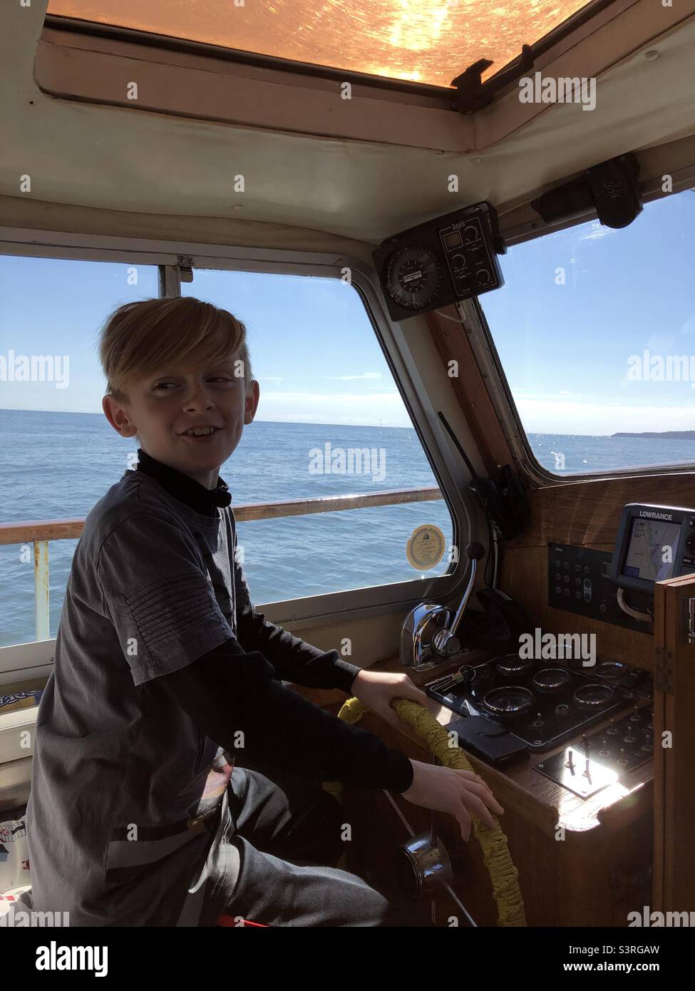 The boy and the sea hi-res stock photography and images - Alamy