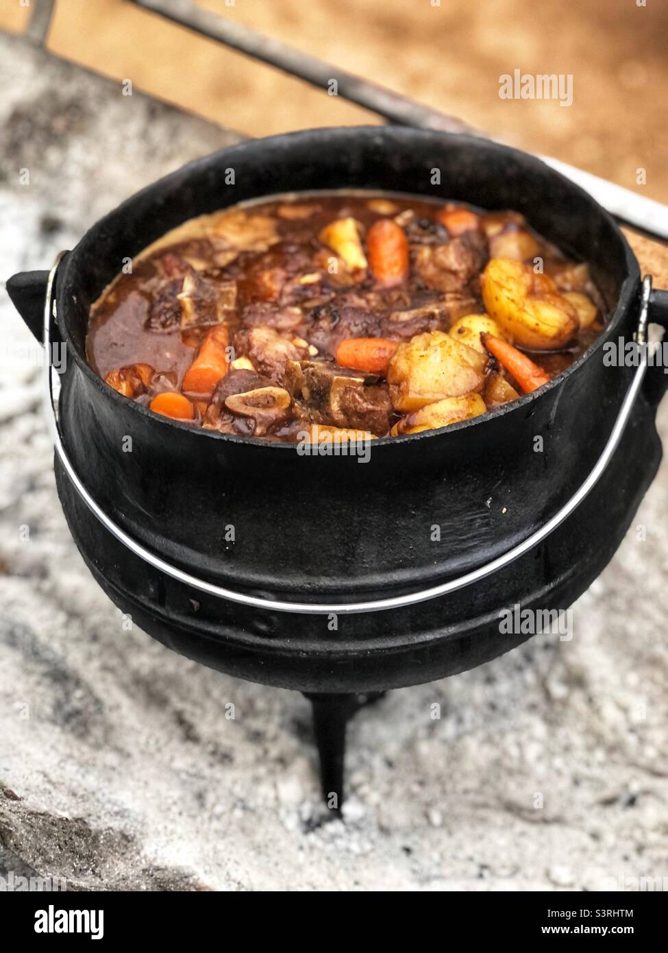https://c8.alamy.com/comp/S3RHTM/a-traditional-south-african-dish-called-a-potjie-which-is-like-a-stew-but-is-cooked-on-hot-coals-in-this-traditional-potjie-pot-S3RHTM.jpg