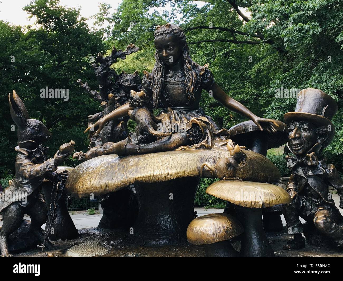 Alice in Wonderland statue in Central Park Stock Photo Alamy
