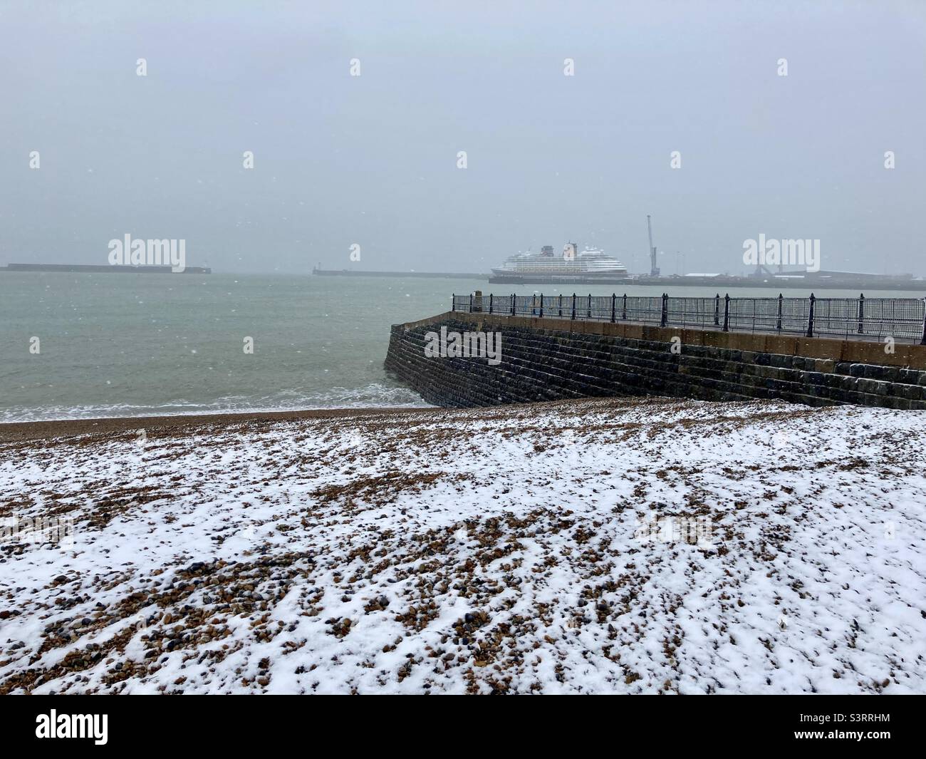 snow-on-the-beach-dover-seafront-stock-photo-alamy