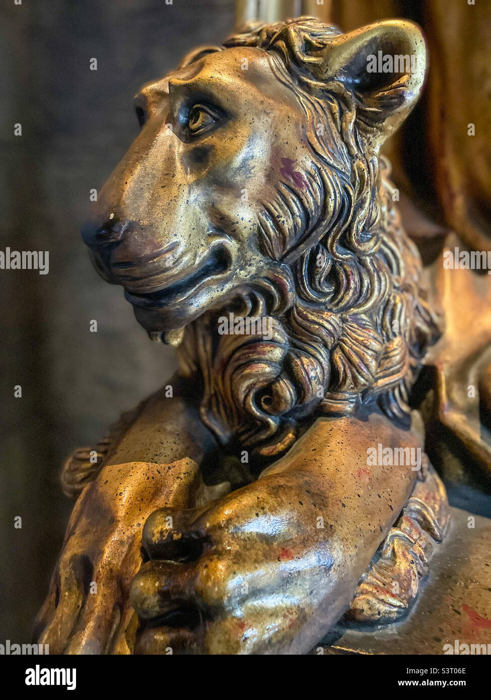 Bronze lion statue hi-res stock photography and images - Alamy