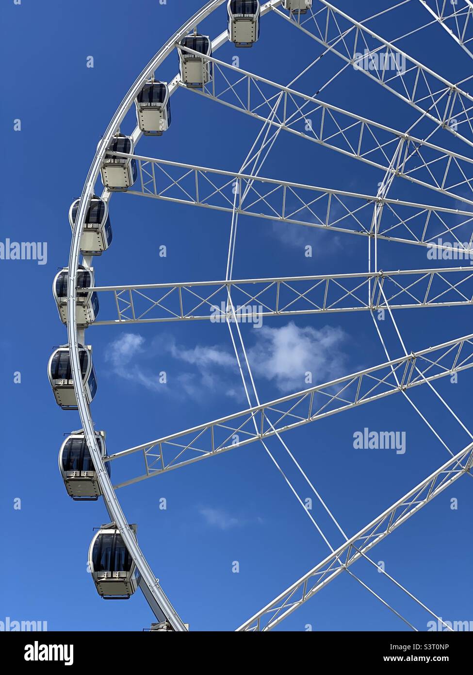 A sunny day at “The Wheel of Liverpool.” A famous tourist and visitor destination in Liverpool in the north of England. Photo ©️ COLIN HOSKINS. Stock Photo