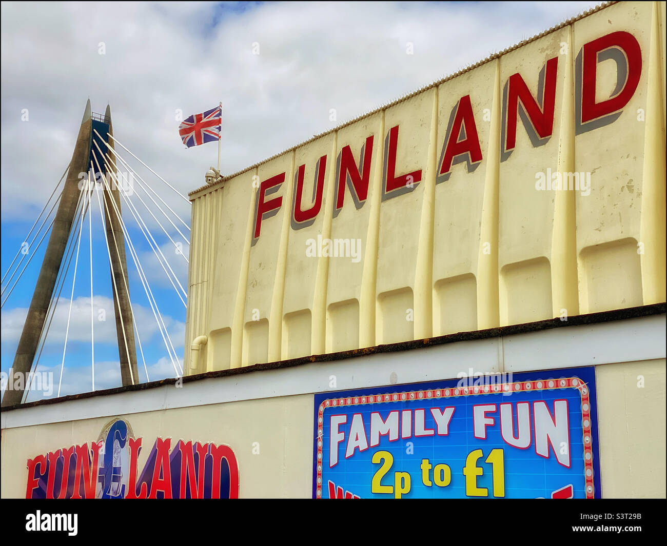 “FUNLAND”   FUN£LAND.    FAMILY FUN 2p to £1. The FUNLAND building in Southport, Merseyside, Lancashire, England. Photo ©️ COLIN HOSKINS. Stock Photo