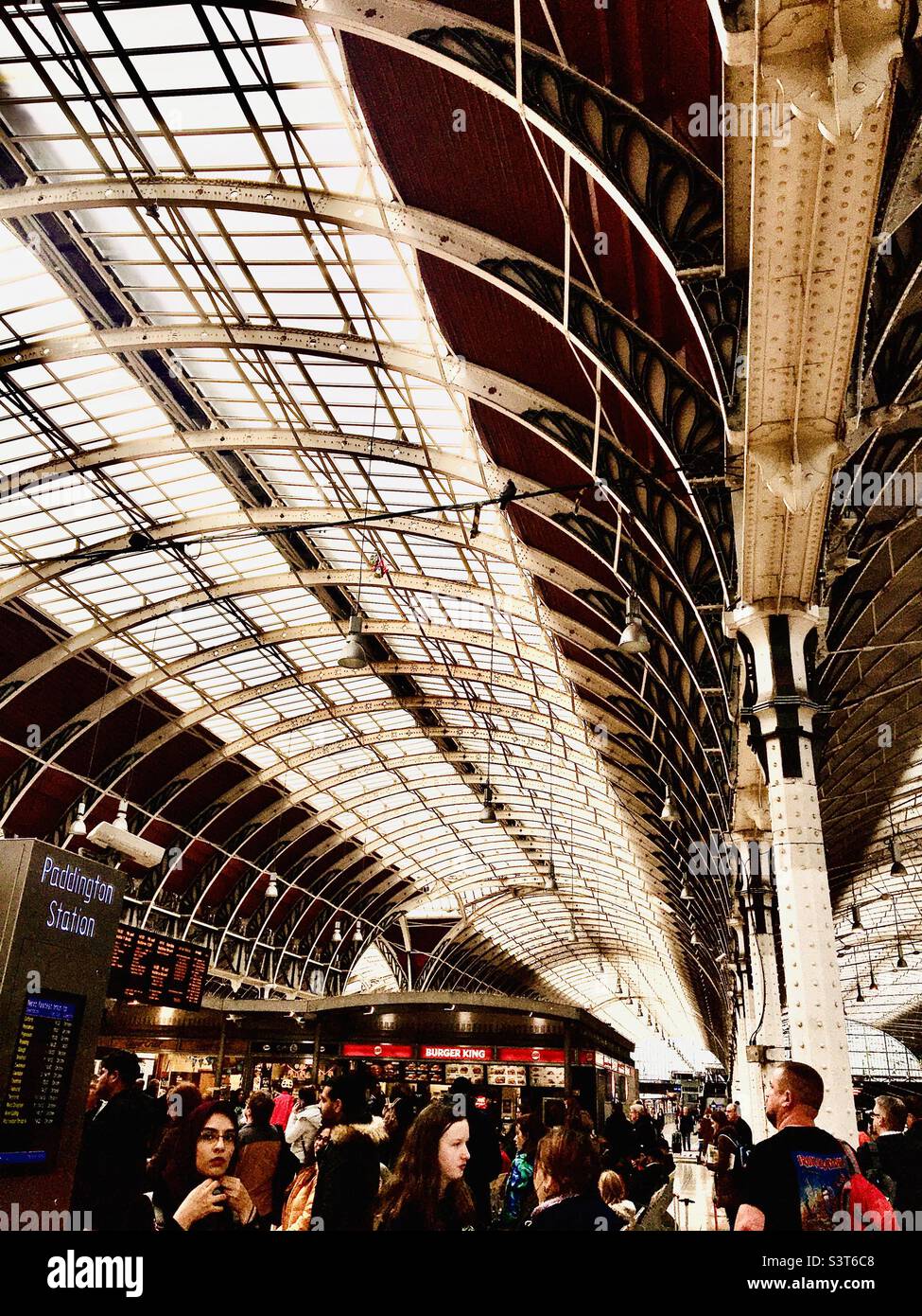 Paddington Train station with lots of commuters Stock Photo Alamy