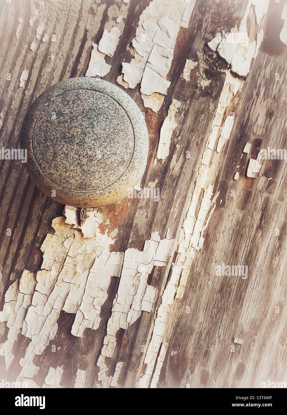 Old door knob on door with peeling paint Stock Photo Alamy