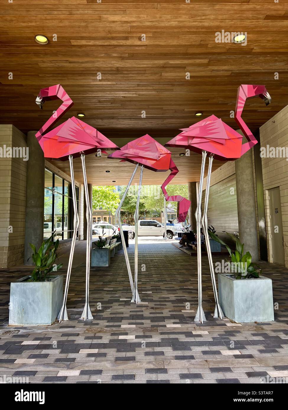 Flamingo statue hi-res stock photography and images - Alamy