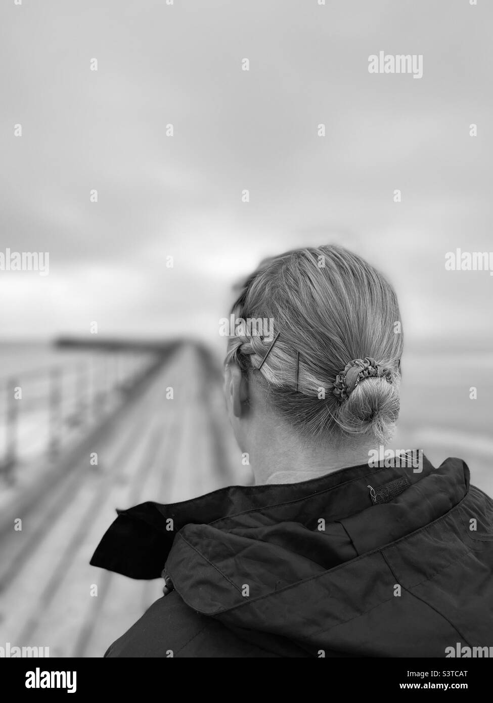 Woman black hair rear hi-res stock photography and images - Alamy