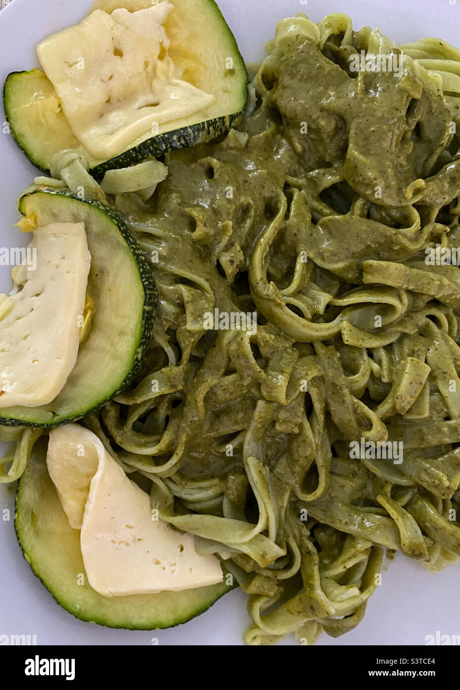 Tallarines verdes (plato peruano) con zucchini y queso blanco. Hecho en casa. Stock Photo
