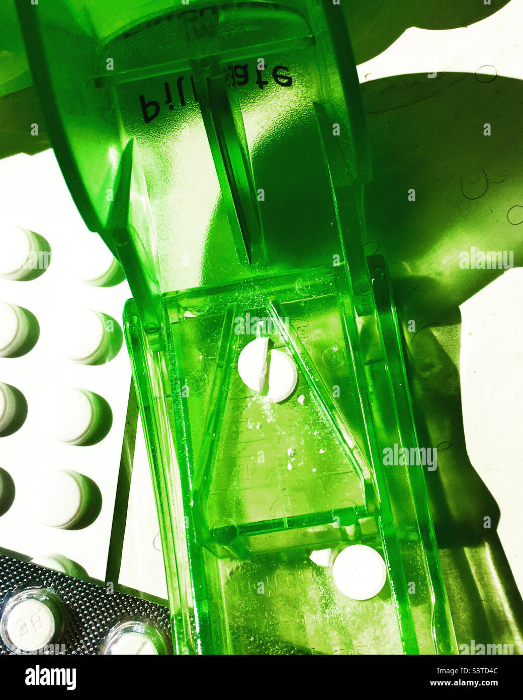 Green Pill Cutter Hi res Stock Photography And Images Alamy green-pill-cutter-hi-res-stock-photography-and-images-alamy