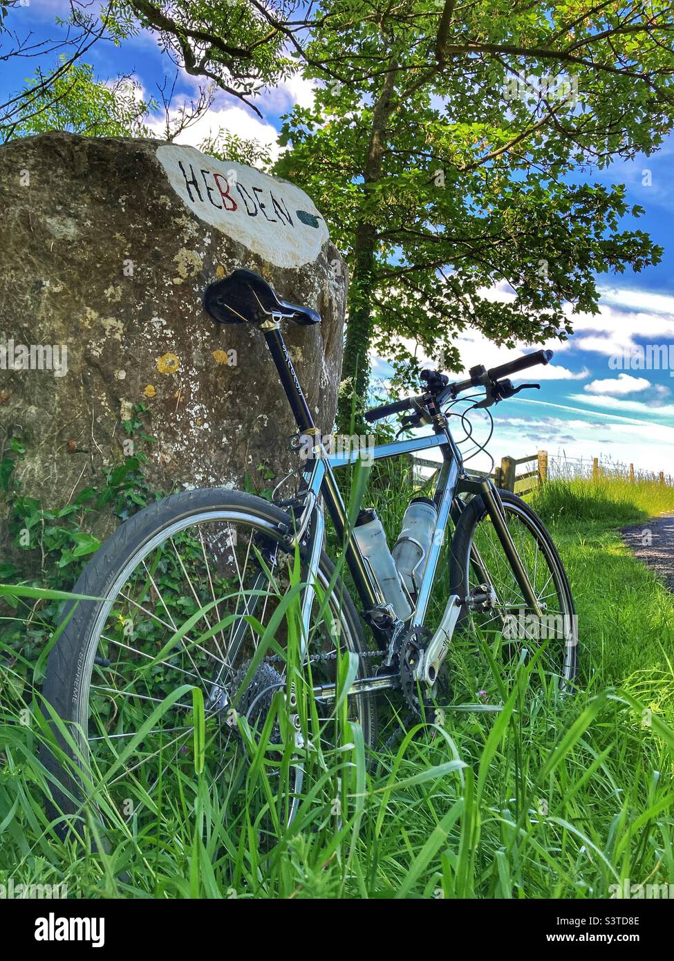 Pace RC200 F5 Mountain Bike by the Hebden road sign Yorkshire Dales Stock Photo