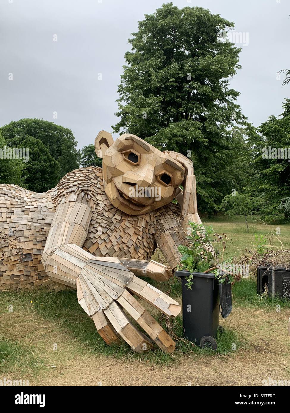 Wooden green George af Thomas Dambo Sculpture at Kew Gardens Stock Photo