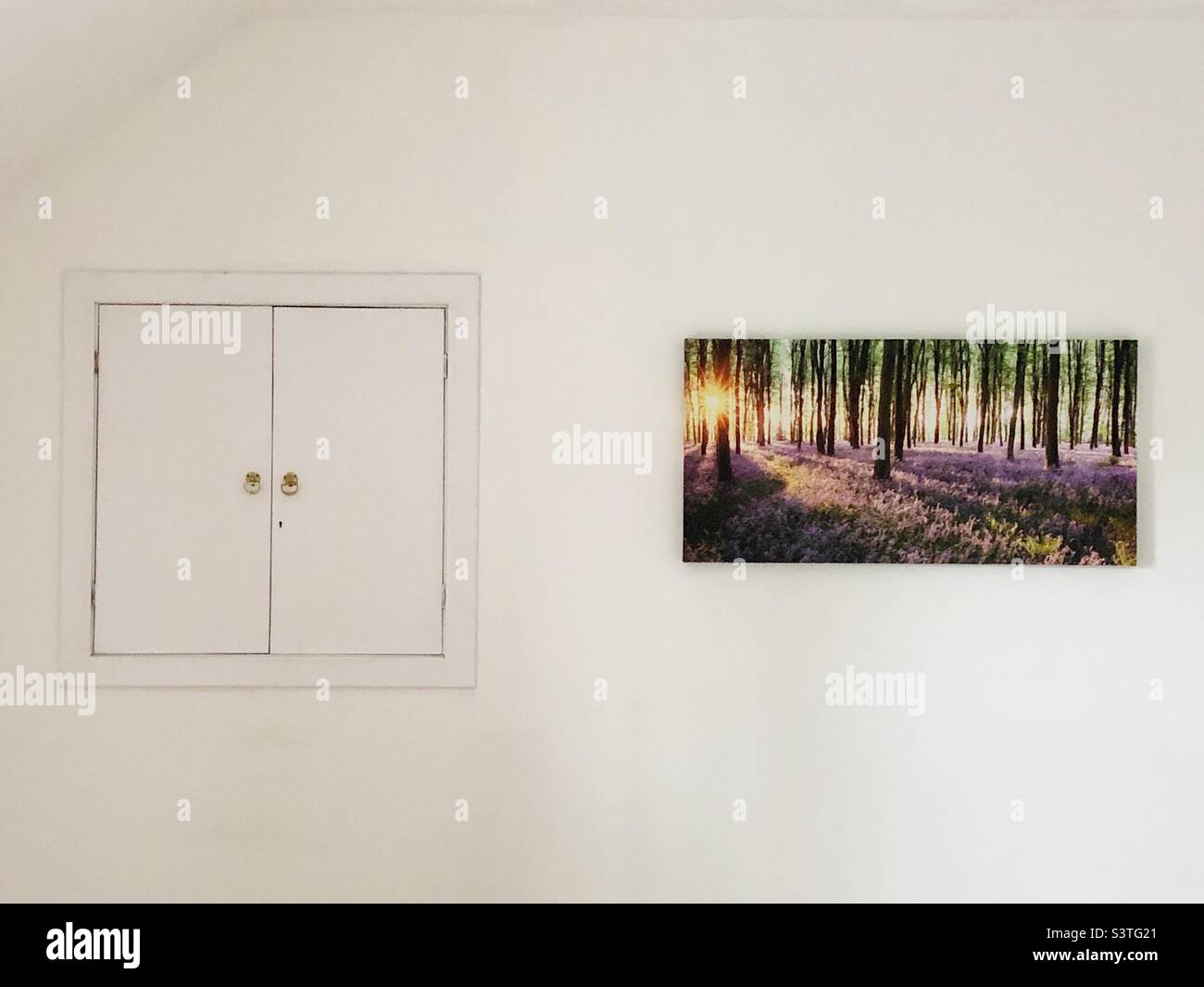 Plain room wall hi-res stock photography and images - Alamy