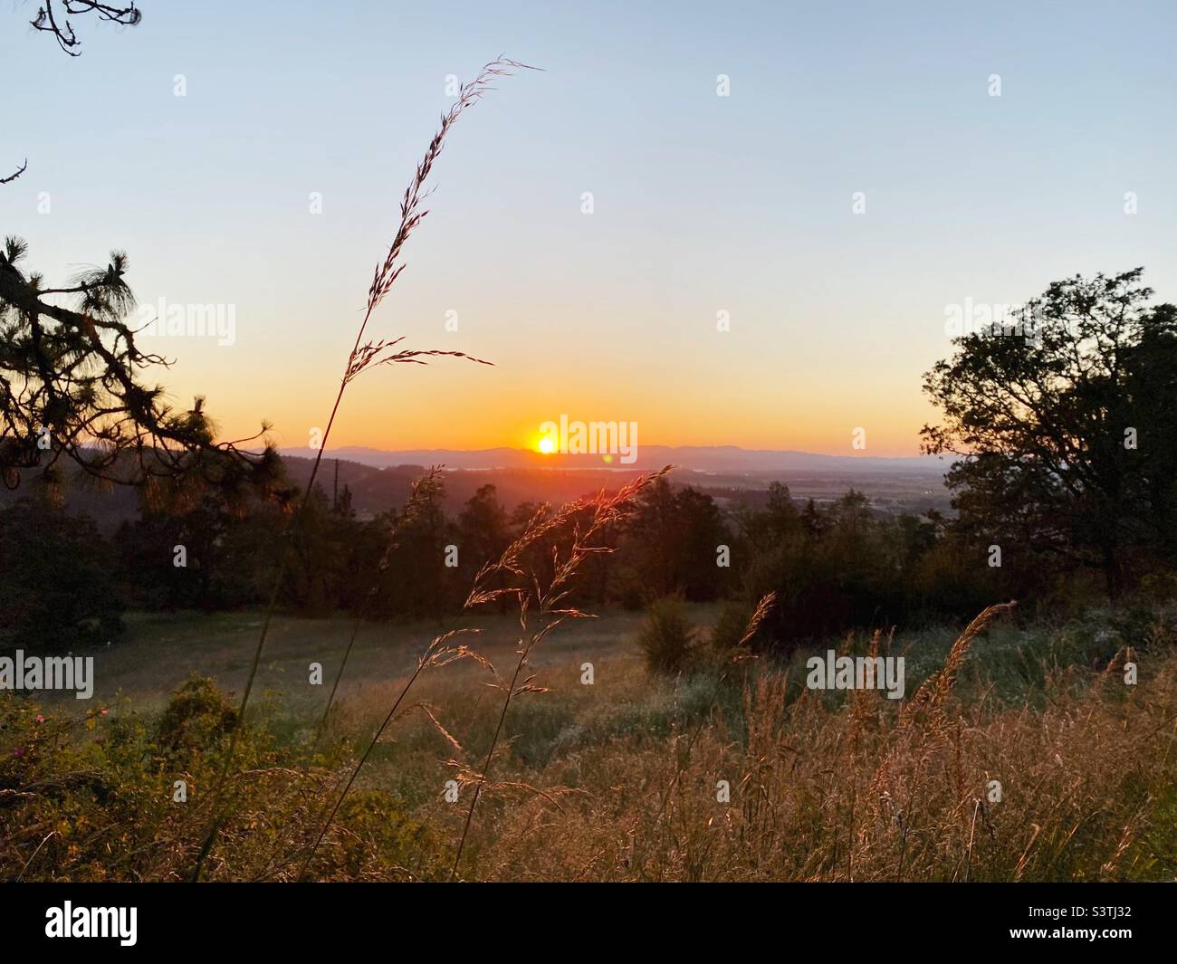 Sunset over hills outside of Eugene, Oregon in summer. Stock Photo