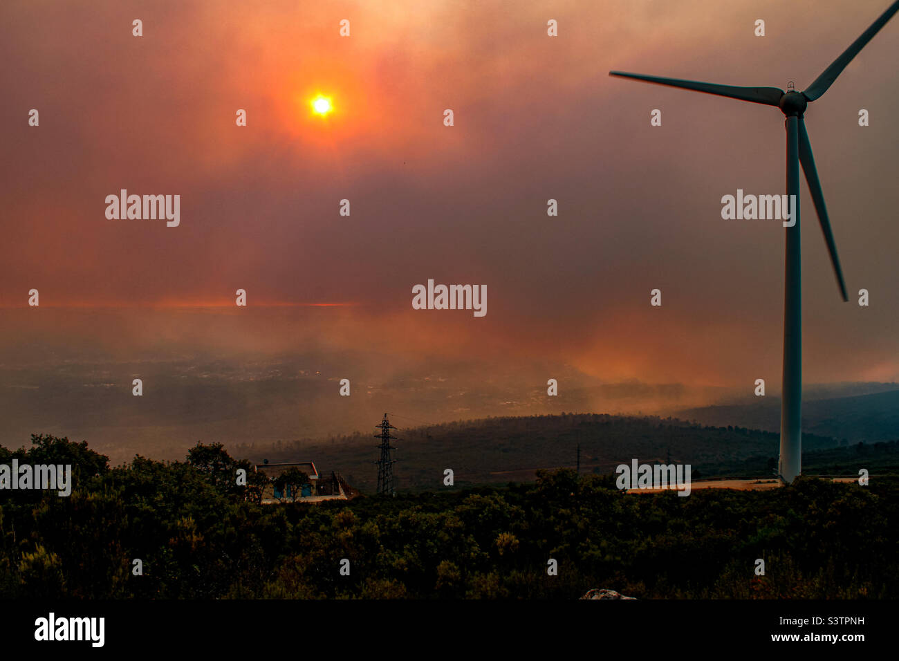 Thick, heavy smoke from wildfire near Freixianda and Pombal create a dramatic sunset at Serra De Alvaiazere in Central Portugal during July 2022 heatwave Stock Photo
