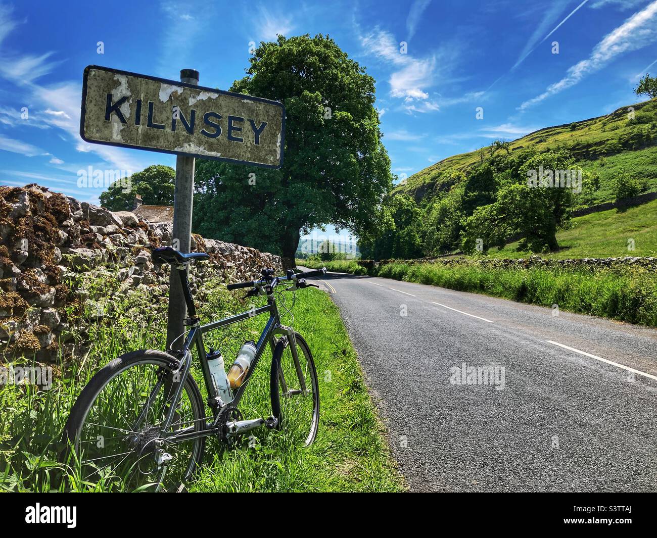 MTB by the Kilnsey road sign in the Yorkshire Dales Stock Photo