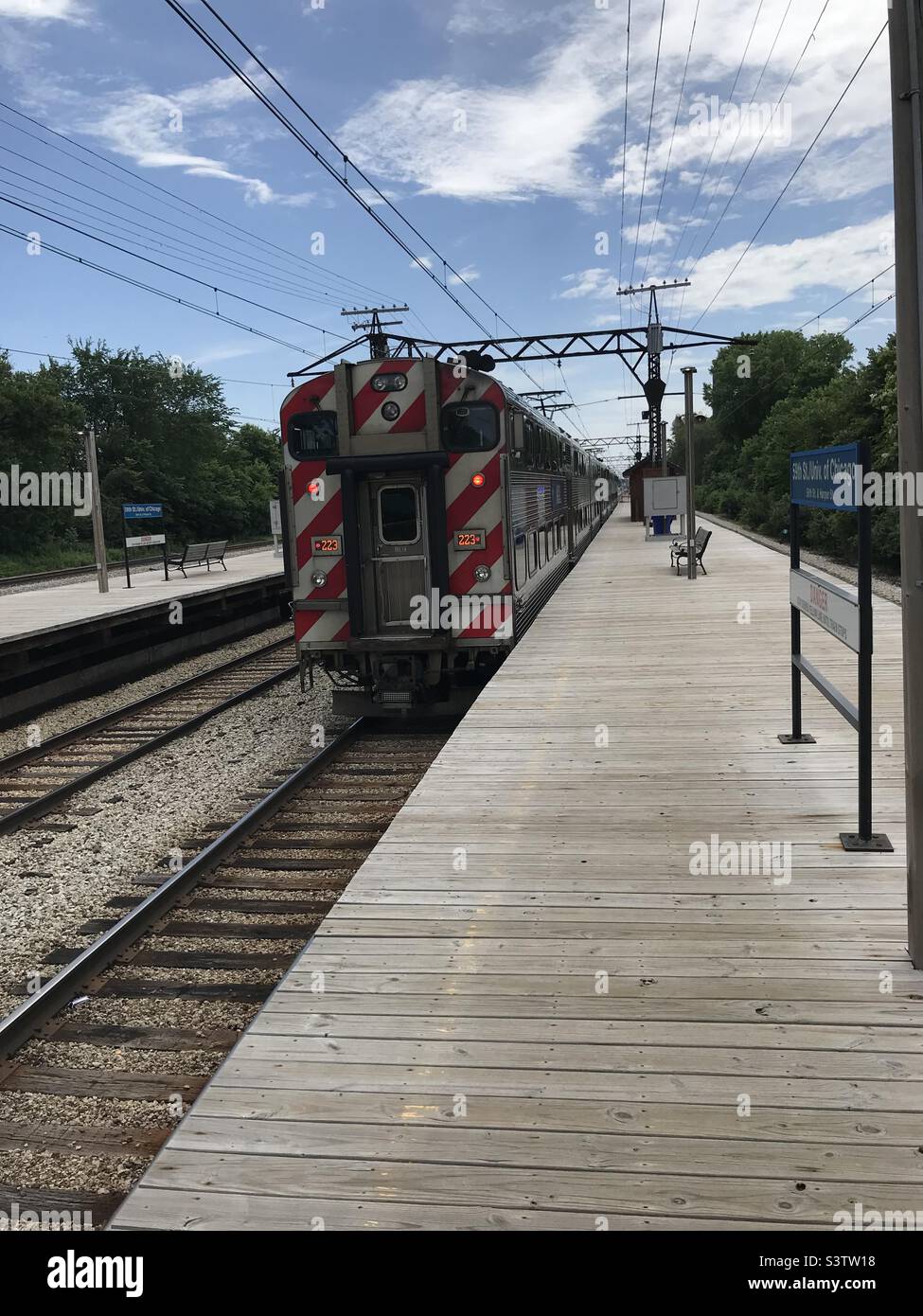 A Metra Electric Train leaving the 59th Street Station in Chicago’s Hyde Park Neighborhood. July 1st, 2019. Stock Photo