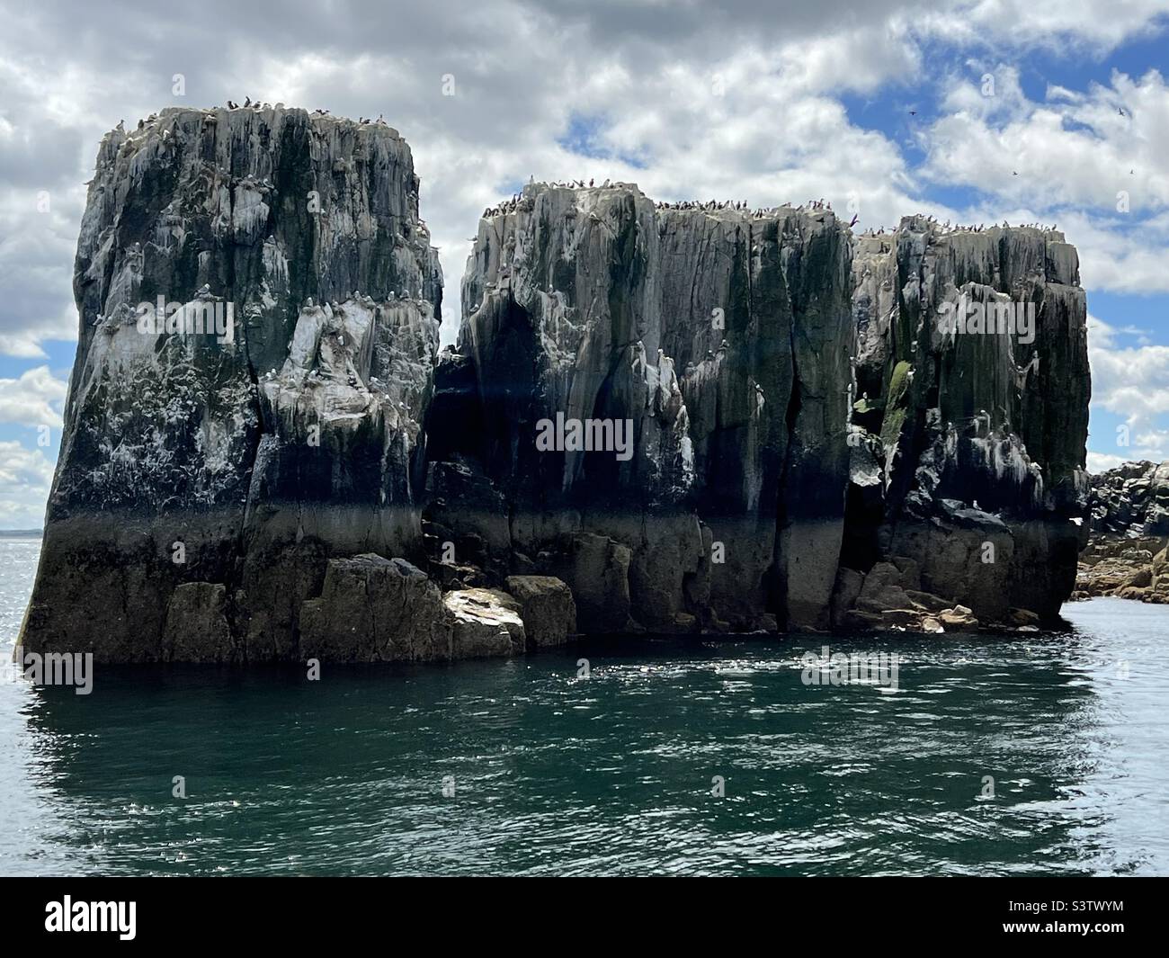 Rock formations by the sea hi-res stock photography and images - Alamy
