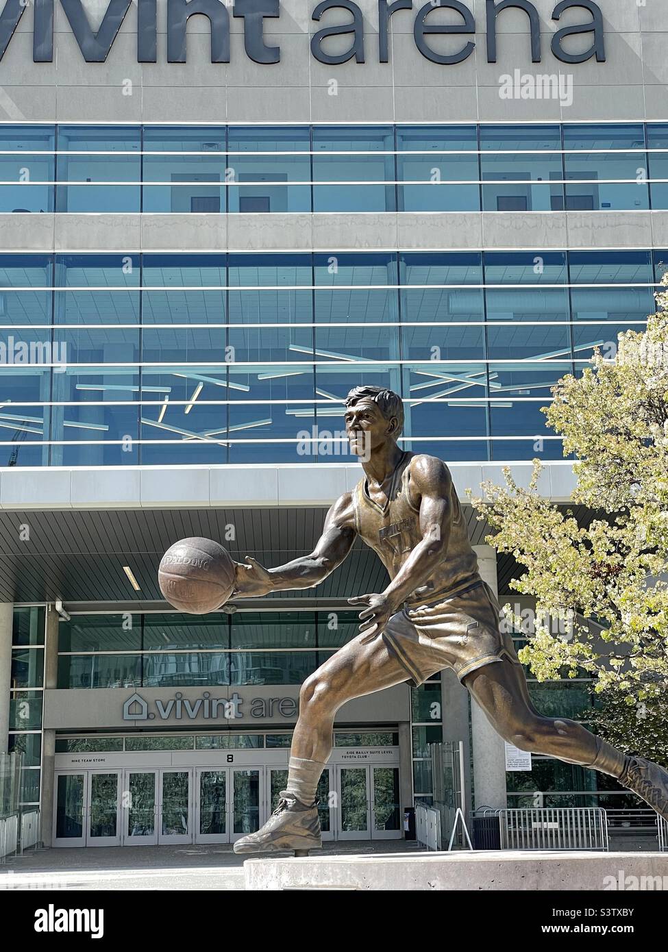 The front of the Vivint Arena in SLC, Utah, USA, the home of the NBA team The Utah Jazz. Here one of the two bronze statues of famous former players erected in front is shown: John Stockton. Stock Photo