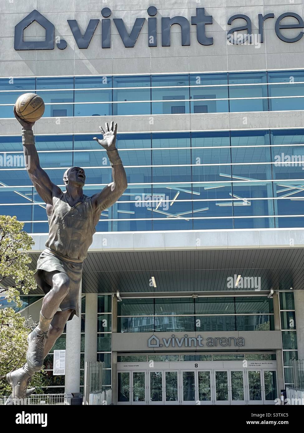 The front of the Vivint Arena in SLC, Utah, USA, the home of the NBA team The Utah Jazz. Here one of the two bronze statues of famous former players erected in front is shown: Karl Malone. Stock Photo