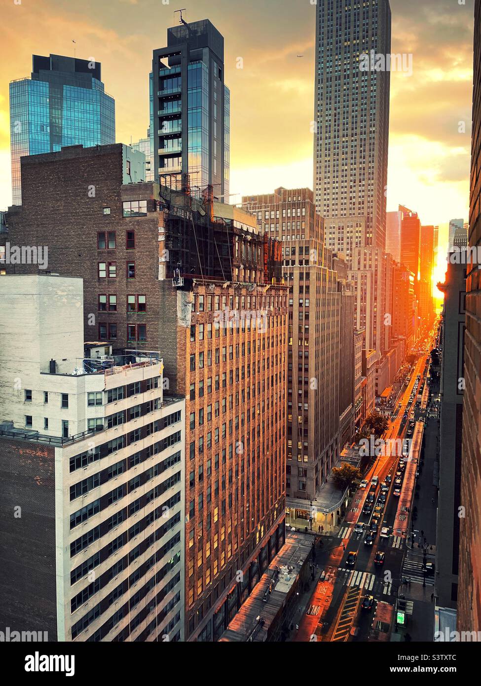 Sunset down 34th St. during the lighting phenomena of Manhattanhenge 2022, New York City, USA Stock Photo
