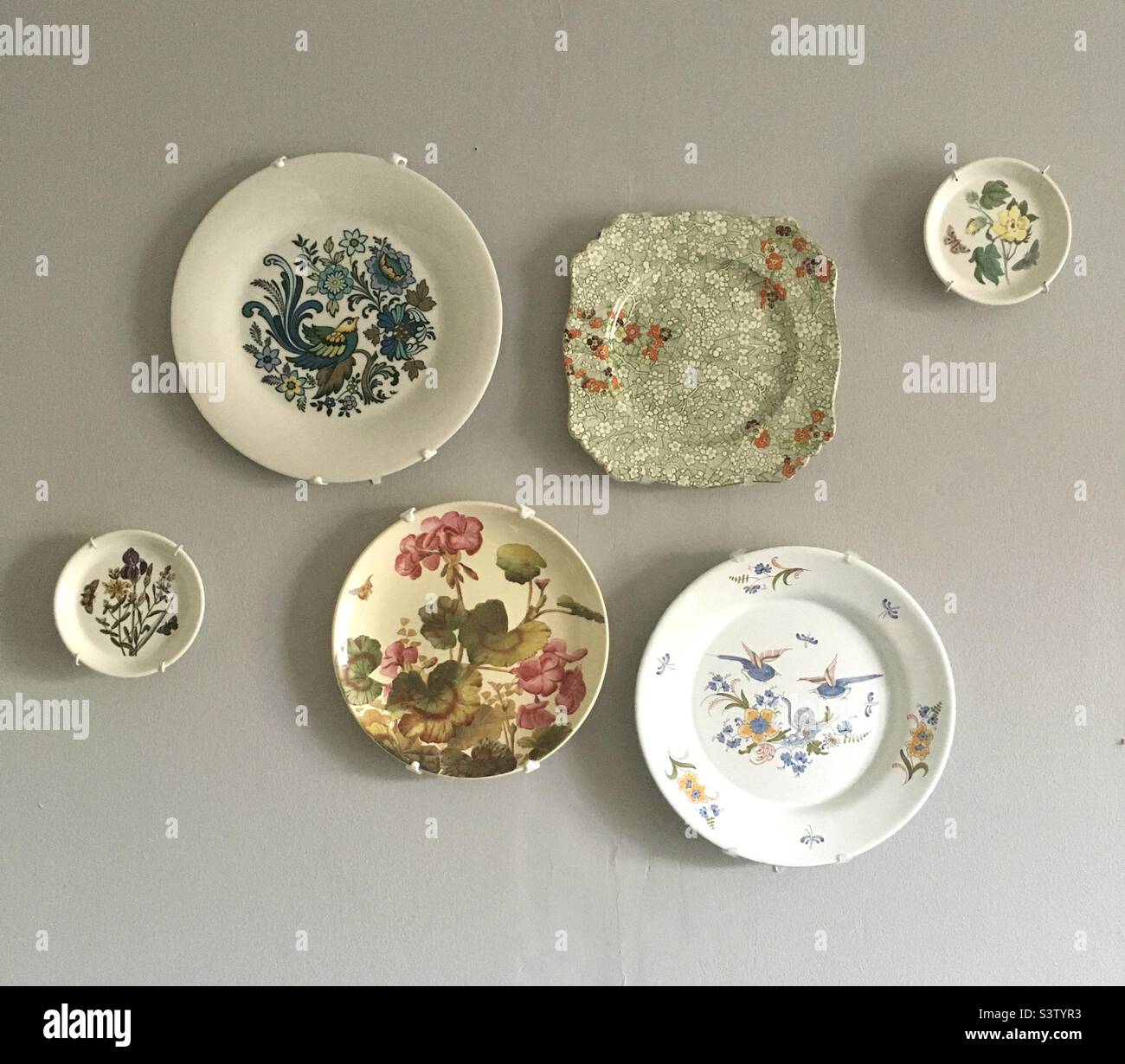 Vintage plates display floral café tea room Stock Photo Alamy