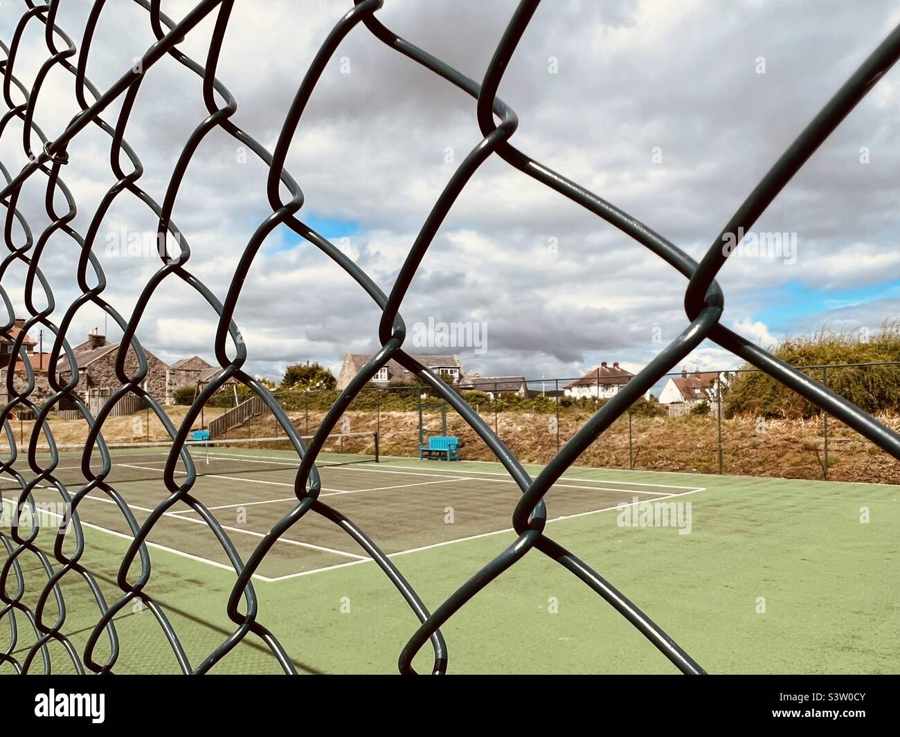 Tennis court through chain link fence Stock Photo Alamy