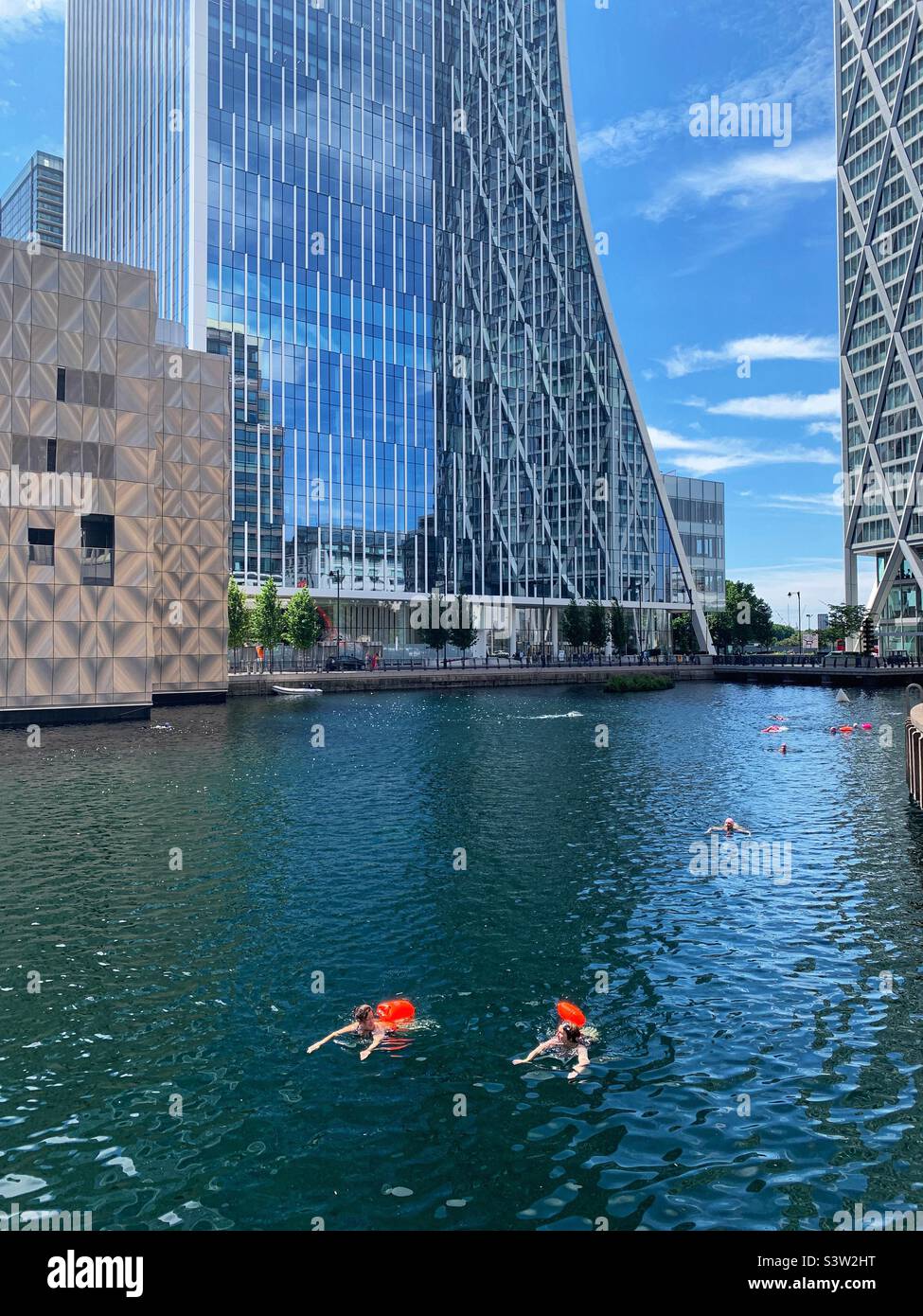 New outdoor swimming club at Canary Wharf in London’s docklands Stock Photo
