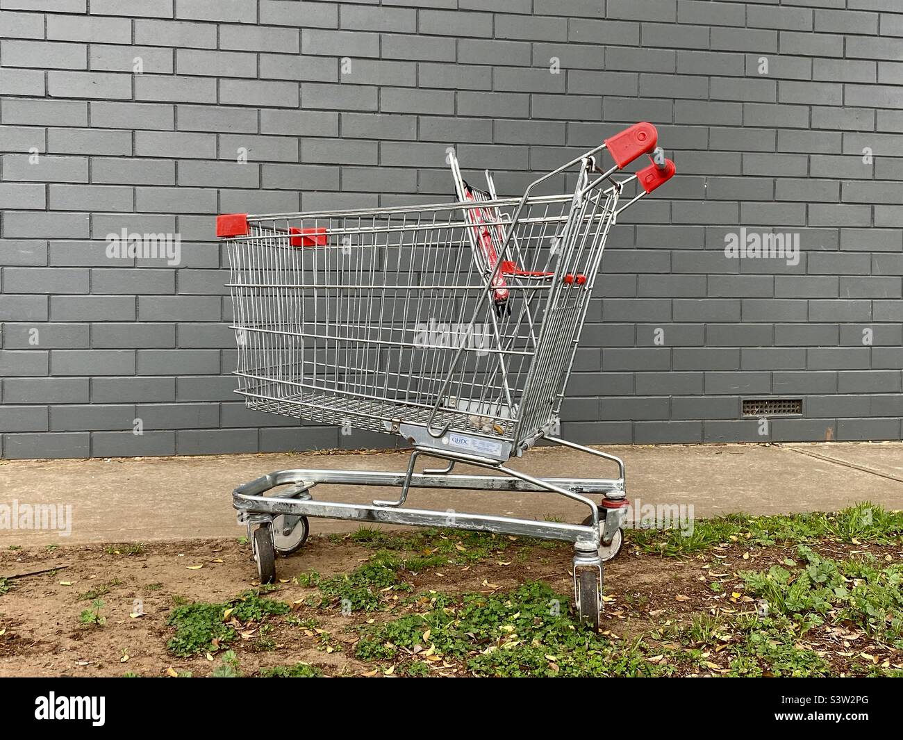 Abandoned shopping trolley Stock Photo Alamy