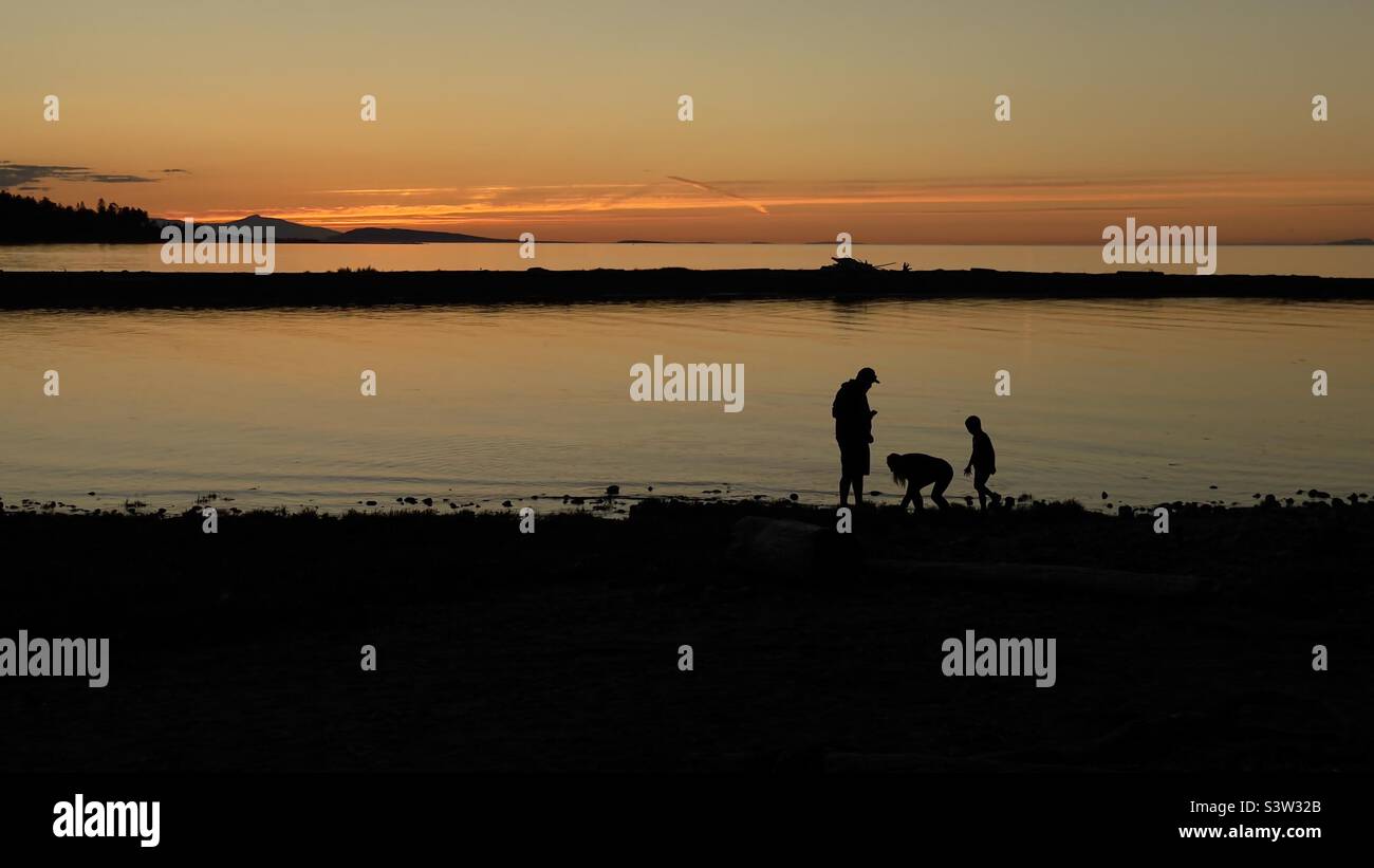 Kid at the beach at sunset hi-res stock photography and images - Alamy