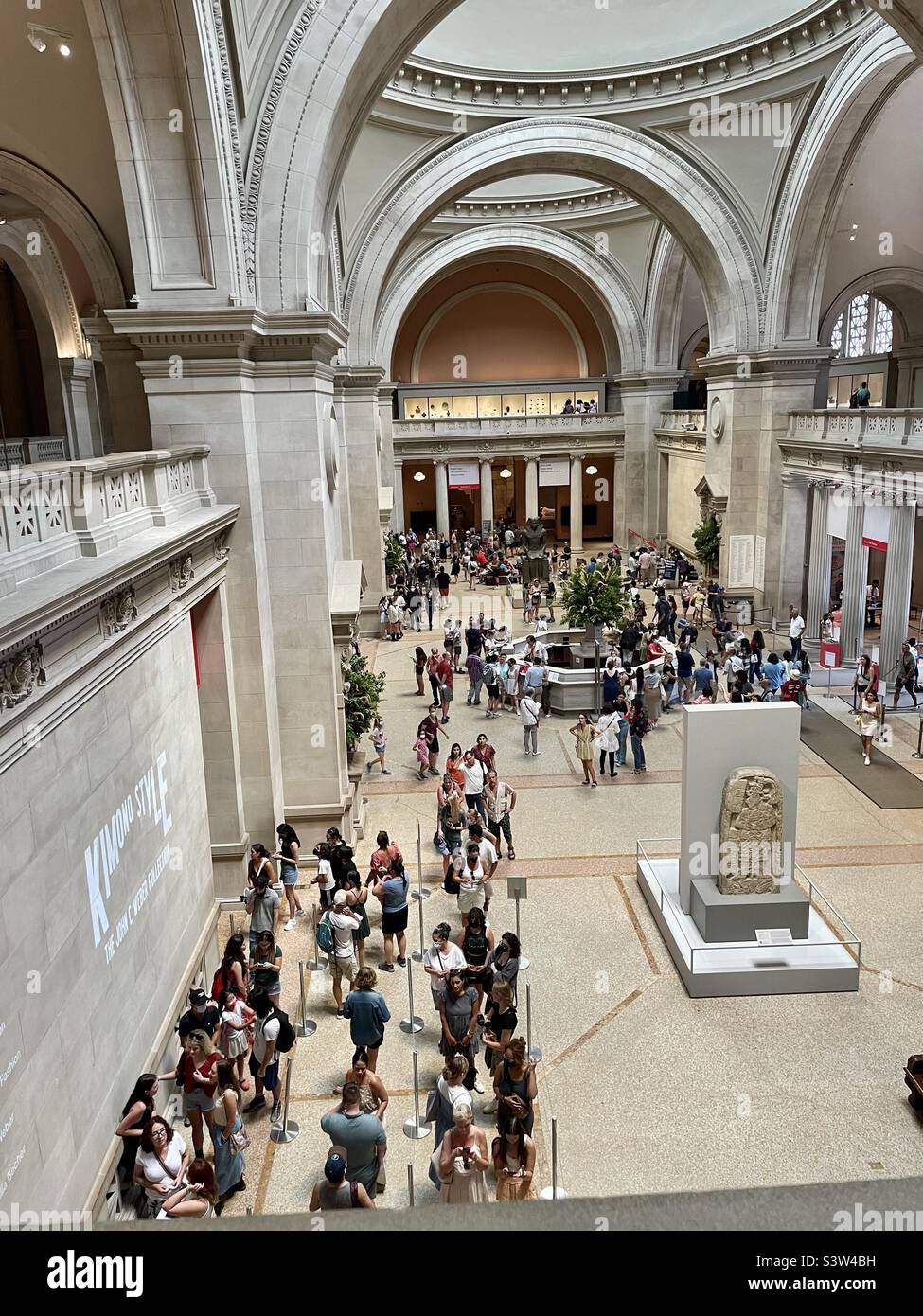 Looking down from the mezzanine of the Metropolitan Museum of Art at people in the main Entry hall, New York City Stock Photo