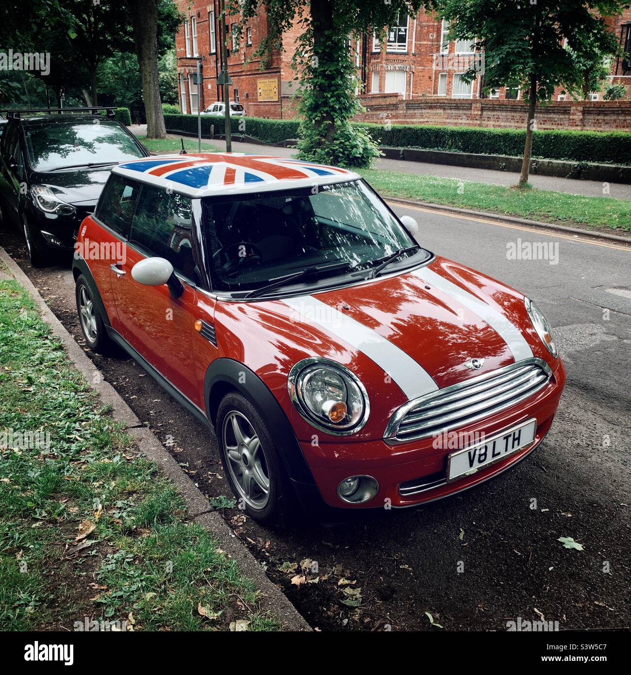 https://c8.alamy.com/comp/S3W5C7/a-shiny-red-mini-parked-on-a-leafy-suburban-street-with-a-union-jack-flag-roof-S3W5C7.jpg
