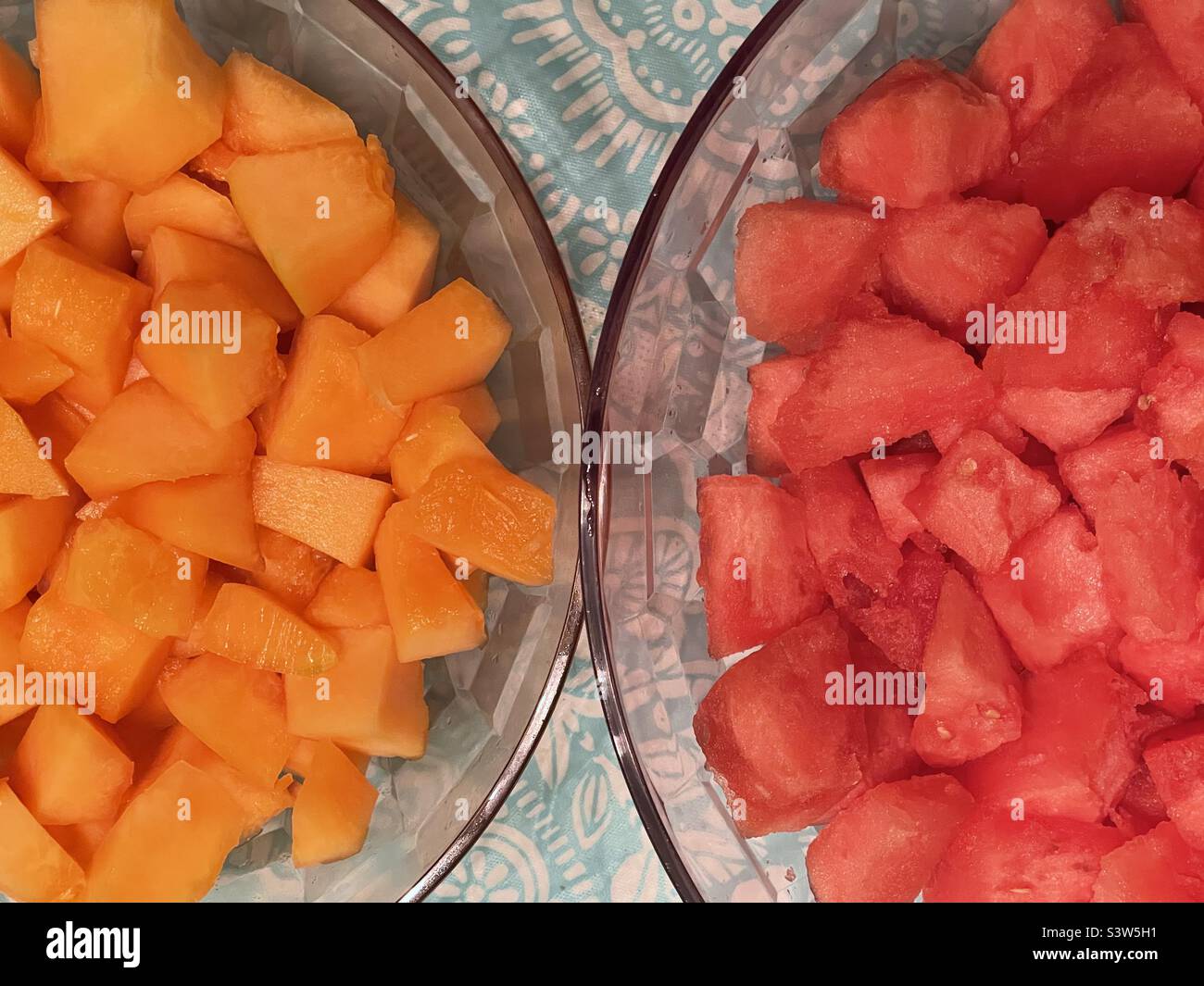 https://c8.alamy.com/comp/S3W5H1/two-large-bowls-side-by-side-sit-on-a-tabletop-filled-with-fresh-cut-fruit-one-bowl-holds-delicious-cantaloupe-and-the-other-juicy-watermelon-natural-organic-colors-of-orange-and-red-S3W5H1.jpg