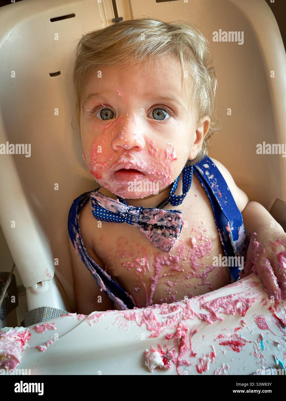 Baby boy making a mess eating his first birthday cake Stock Photo - Alamy