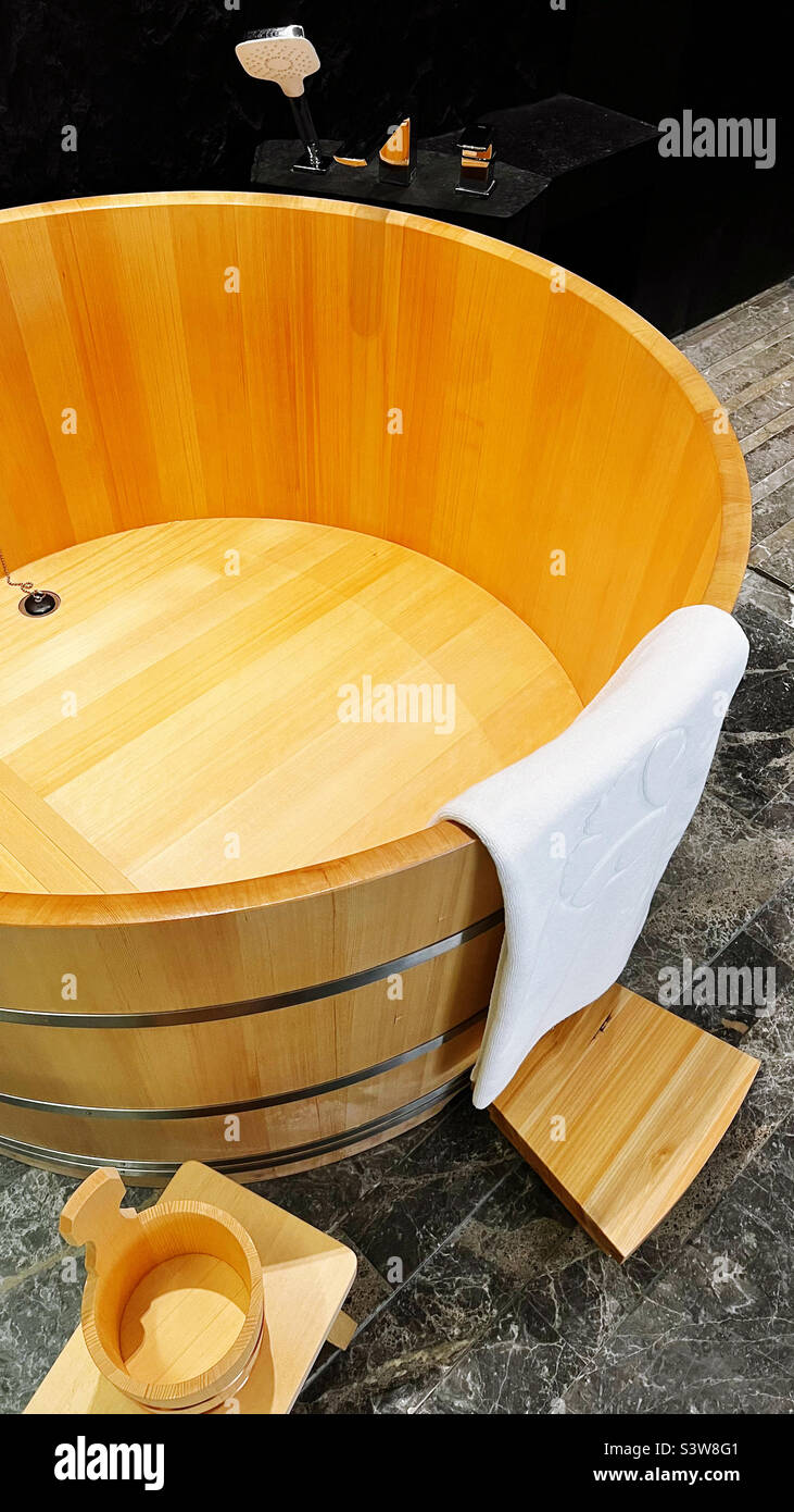 Japanese wooden bathtub Stock Photo Alamy