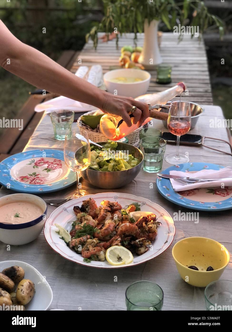 Dinner in the Garden Abendessen im Garten Tiger Prawns and a glass of Rosé Stock Photo
