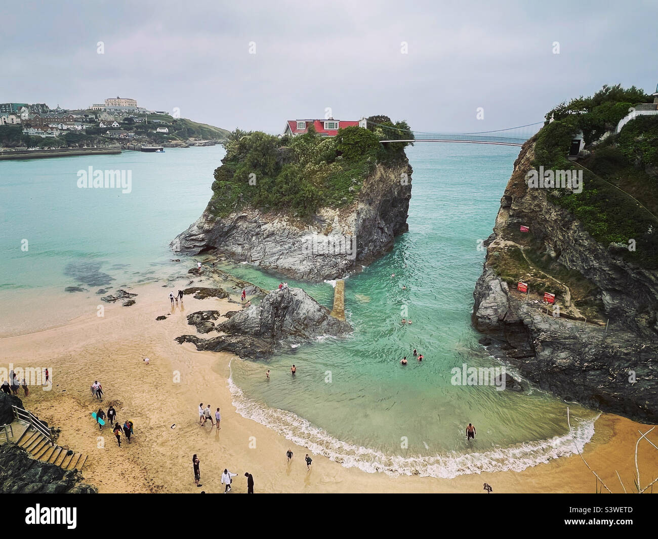 Island House Bridge, Great Western Beach, Newquay, Cornwall Stock Photo