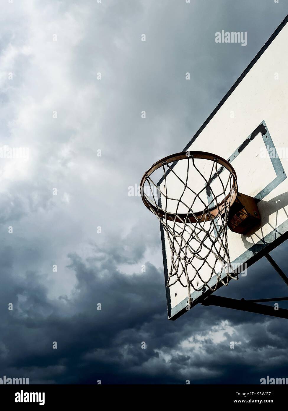 Basketball hoop, cloud sky Stock Photo - Alamy