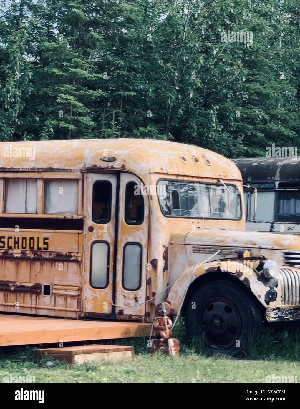 School Bus Camper At A Rustic B&B In Alaska Stock Photo - Alamy