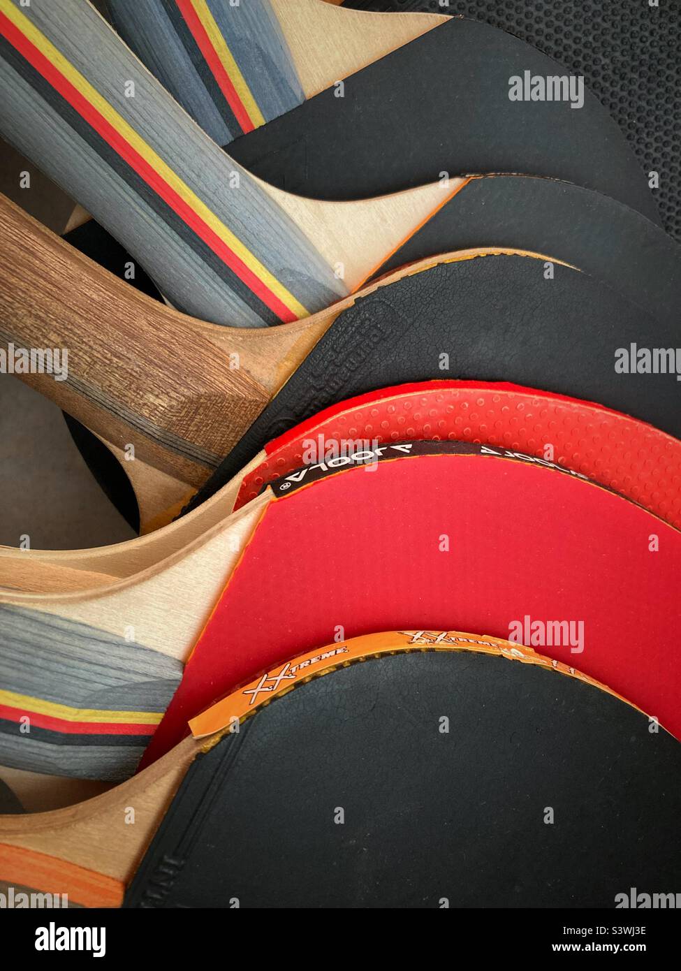 Six table tennis paddles lying on Top of each other Stock Photo