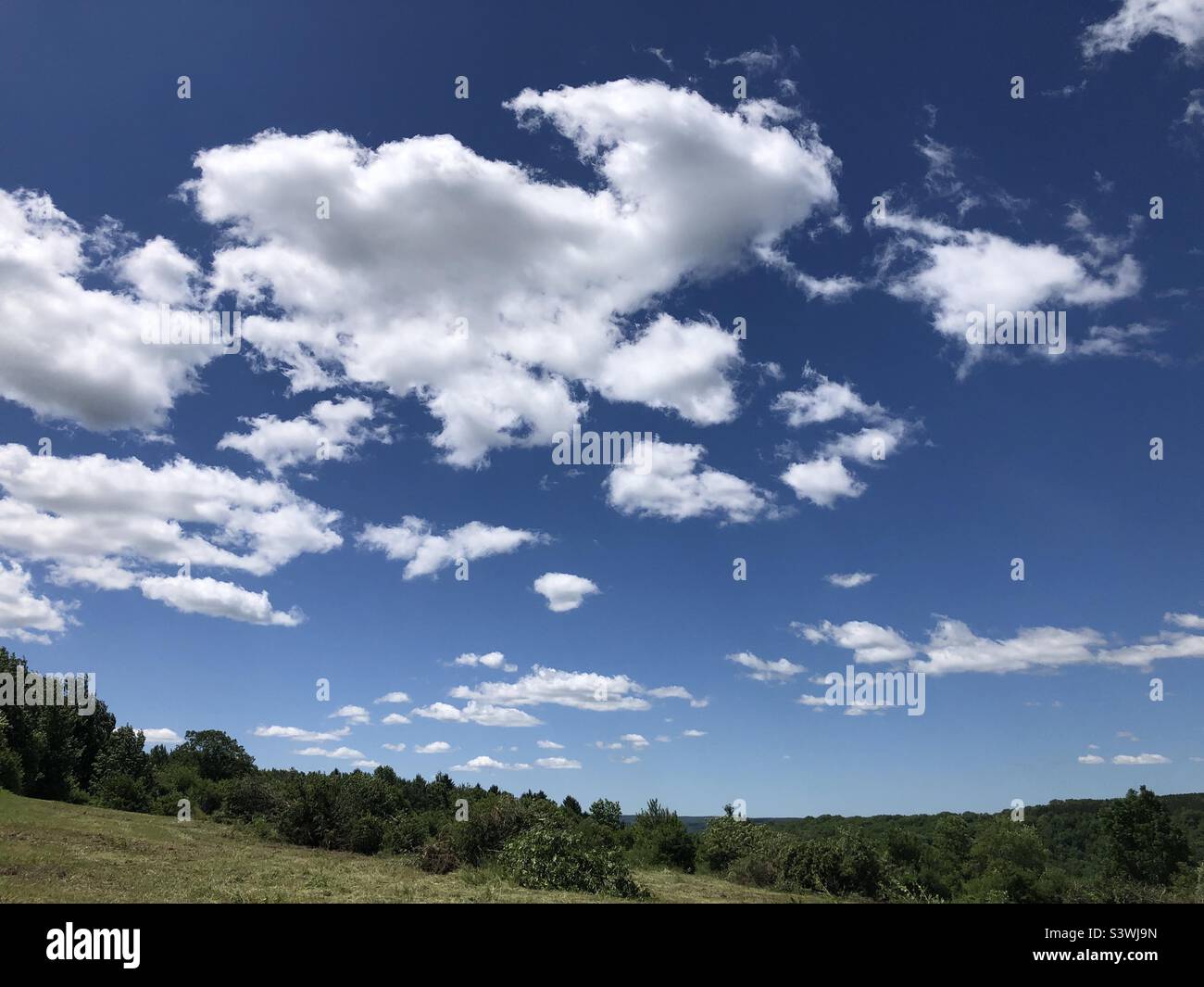 Blue sky with cumulus clouds hi-res stock photography and images - Alamy