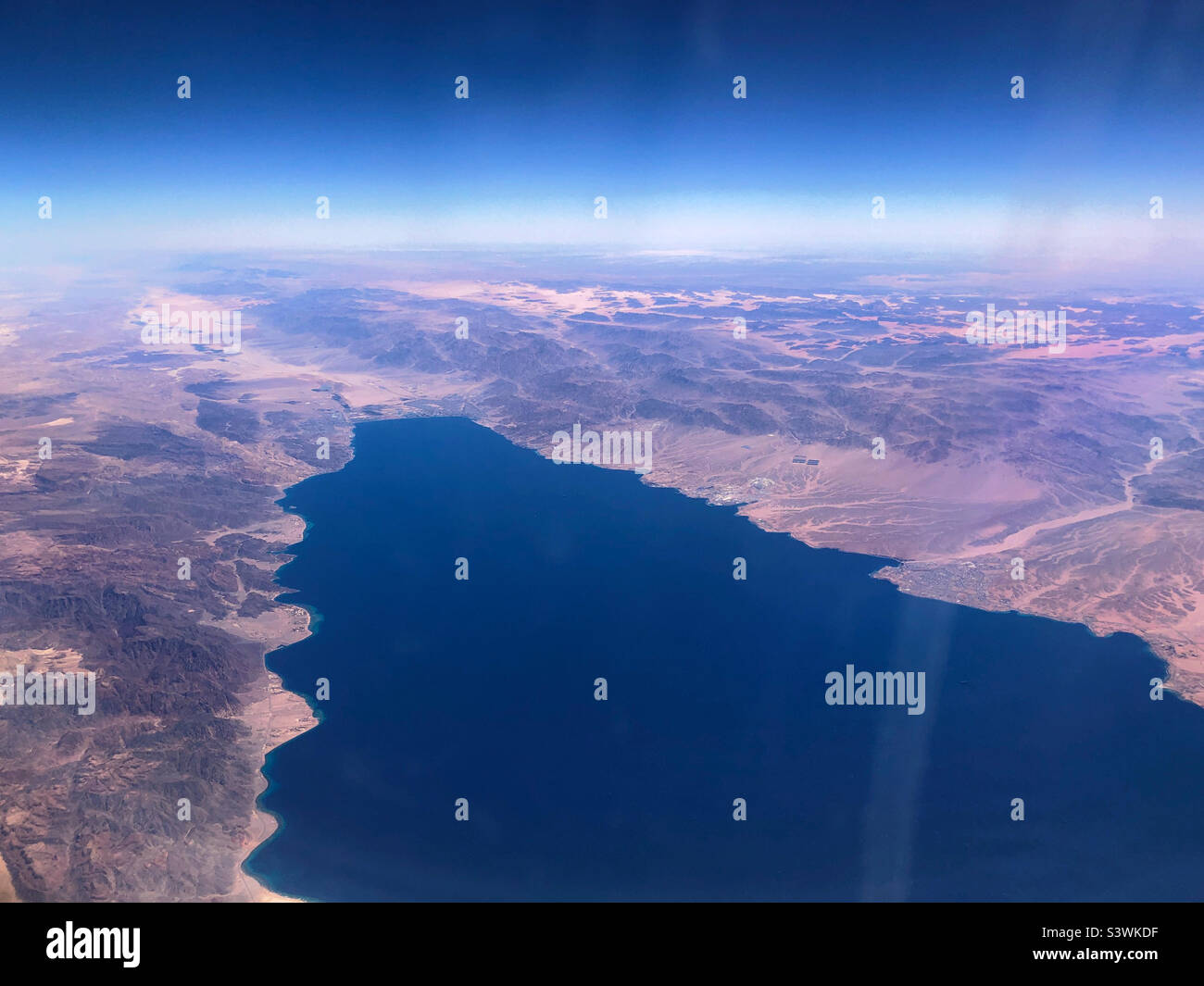 The Gulf of Aqaba (Gulf of Eilat ) from the air showing the South Sinai in Egypt to the left and Jordan and Saudi Arabia on the right. Stock Photo