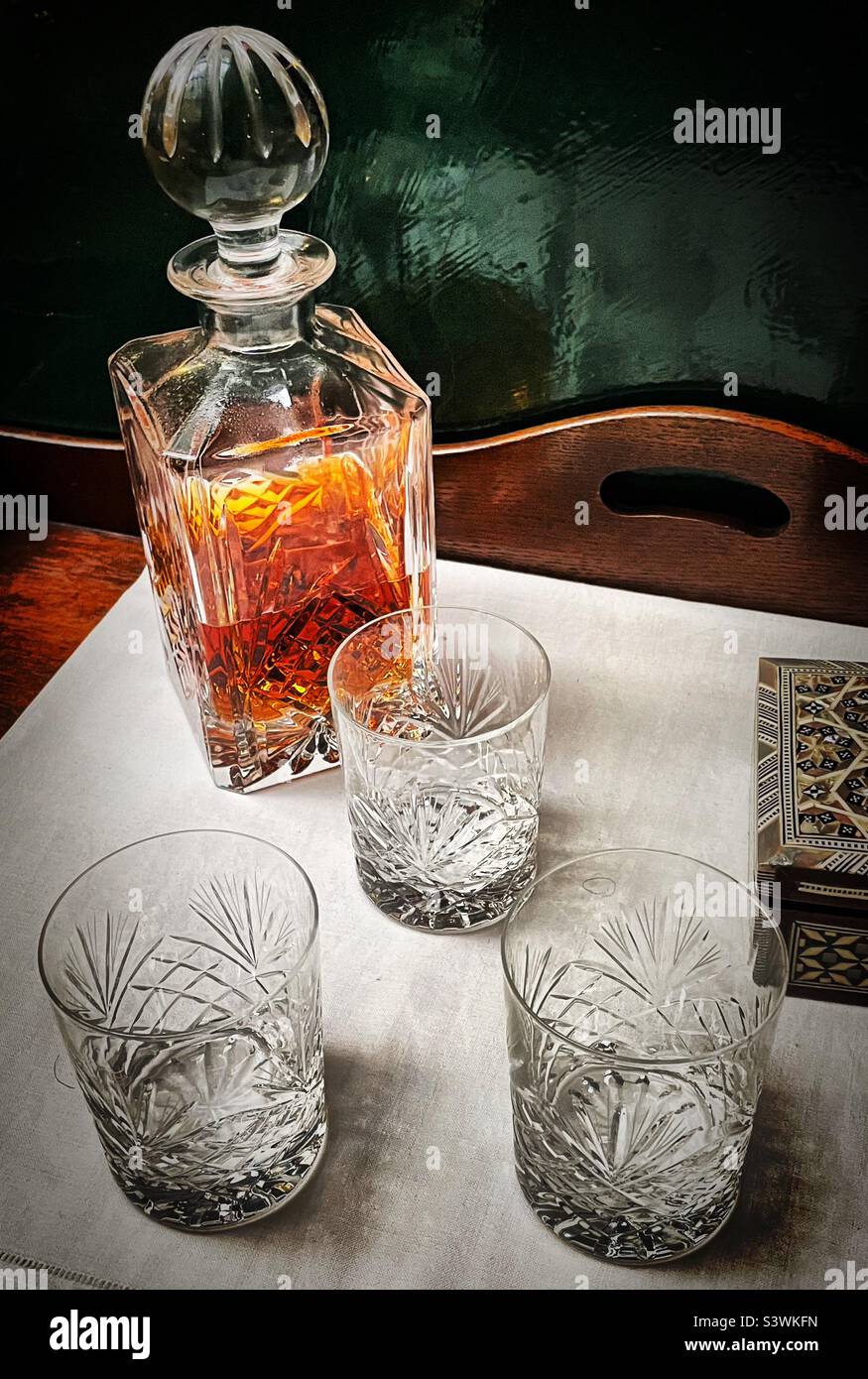 Whiskey tray and glasses hi-res stock photography and images - Alamy